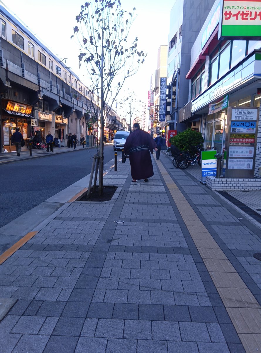 両国界隈お散歩☺️
回向院（えこういん）
お相撲さん歩いてる。