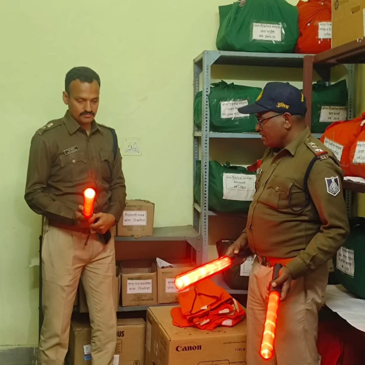 SP_Mandla's tweet photo. पुलिस अधीक्षक मंडला श्री रजत सकलेचा द्वारा आज थाना टिकरिया का औचक निरीक्षण किया गया।
थाना व्यवस्थाओं, अभिलेख, मालखाना एवं लंबित प्रकरणों की समीक्षा कर आवश्यक दिशा-निर्देश प्रदान किए गए।
#MadhyaPradeshPolice #MPDGP #CMMP #MandlaPolice https://t.co/TSDfqeHRtD