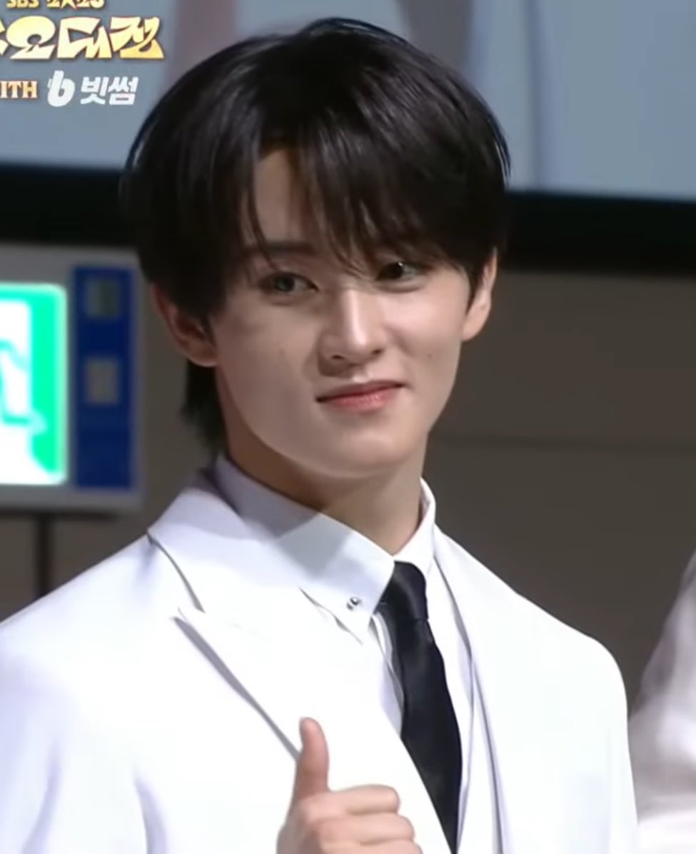 อายุ 24                                            อายุ 26

(หน้าเด็กลงทุกปี งงมาก5555555)