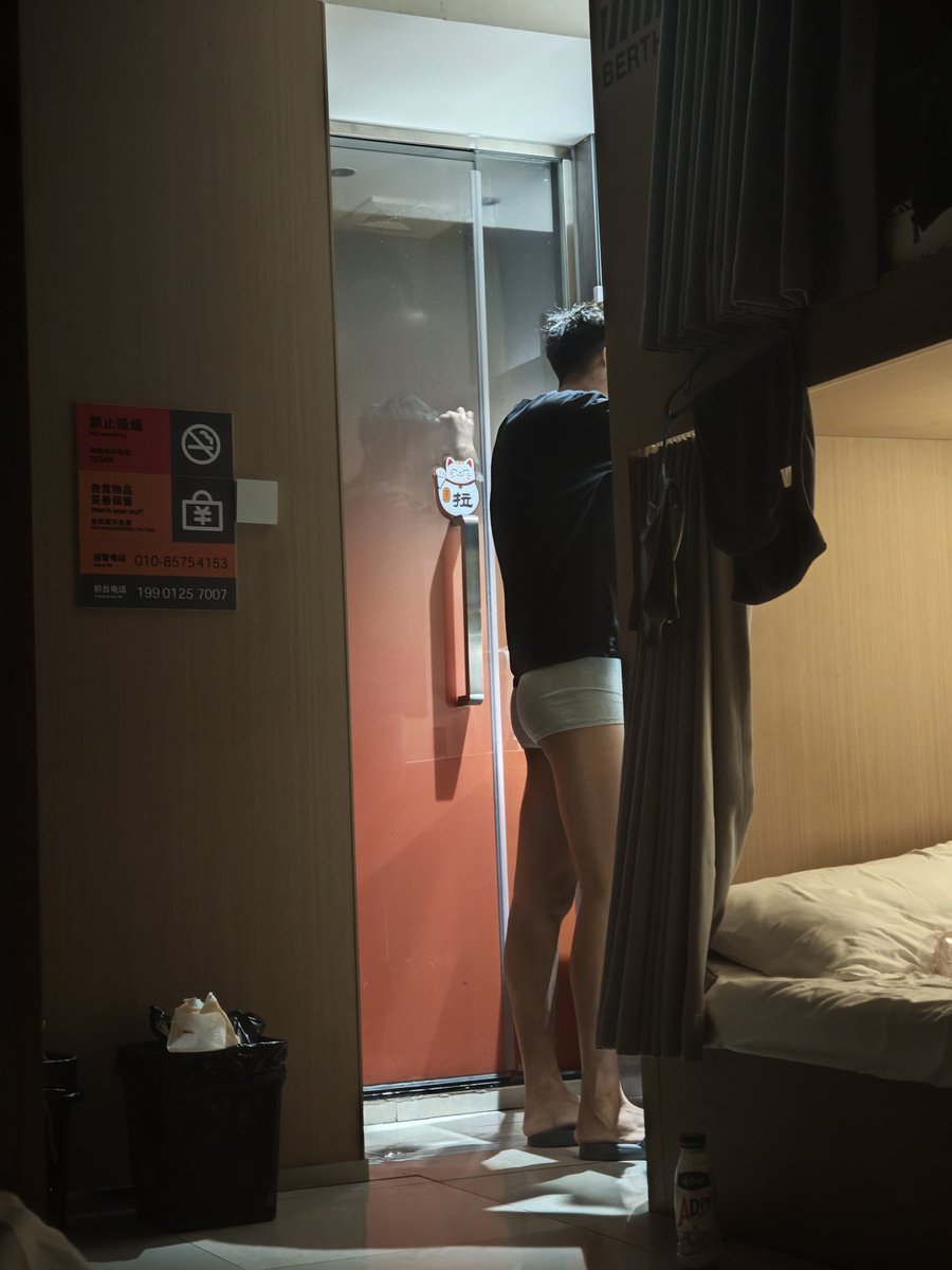 csw1314's tweet photo. 住青旅看到一个帅哥一直往外面伸脚勾引我，趁他晚上睡着把被���掀开，狠狠趴在他脚下猛吸，好想让野爹睡醒看到我趴在他脚下这副骚样 https://t.co/mSEW59t4Zy