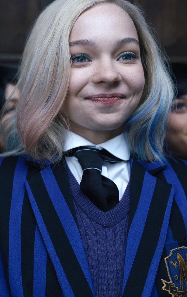 Só agora caiu a minha ficha de que essas duas personagens são interpretadas pela mesma atriz.