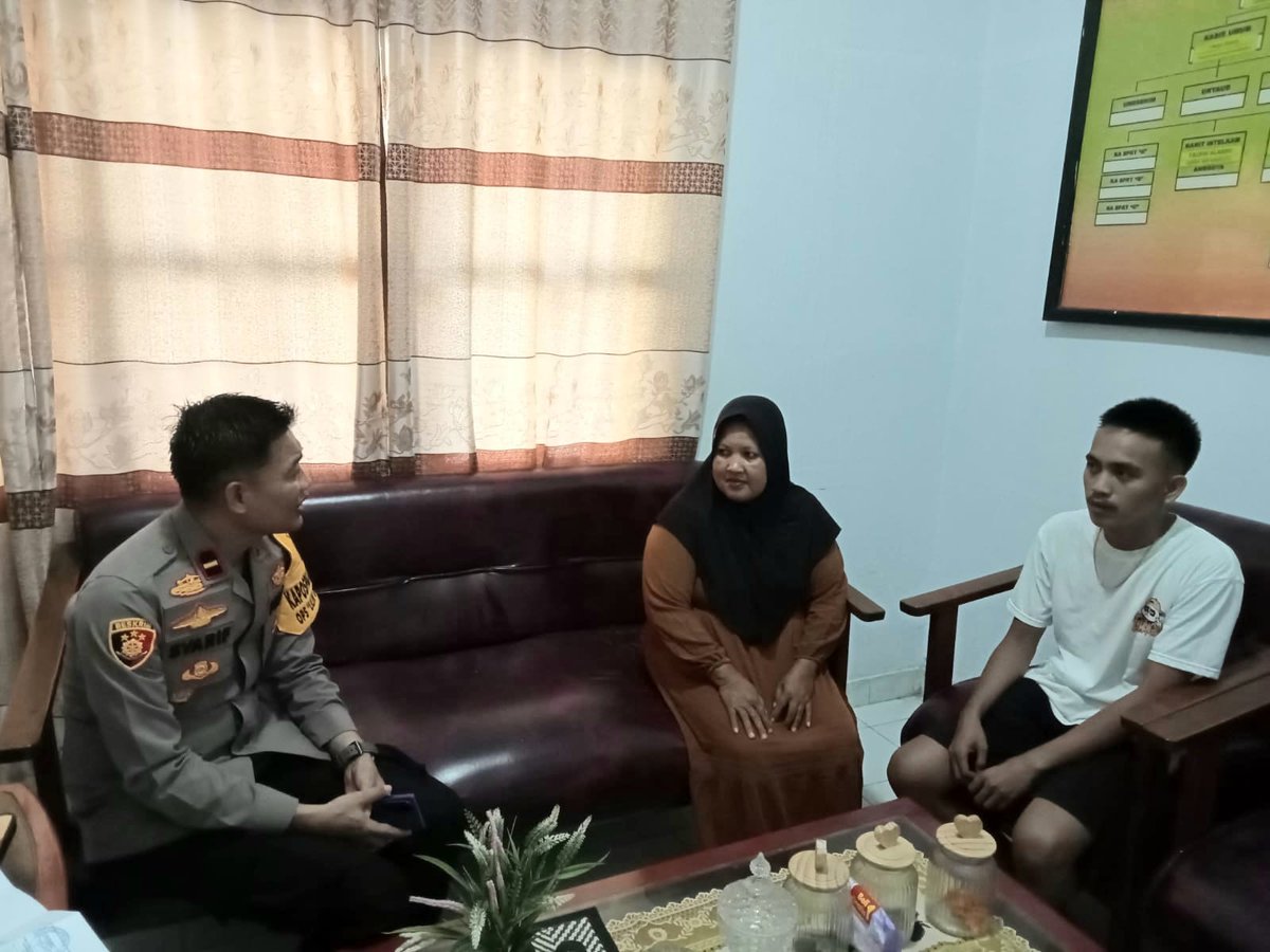 PolsekBotumoito's tweet photo. Jumat curhat Kapolsek Botumoito bersama masyarakat Botumoito kec. Botumoito Kab. Boalemo. https://t.co/405MAvKEM5