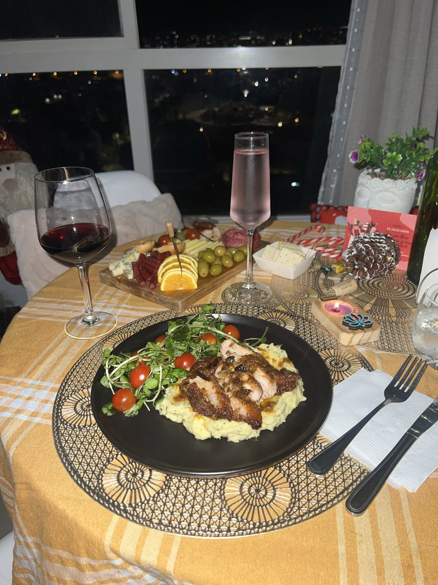 Felpidi's tweet photo. Con mil tormentas en la garganta y en el pecho, intenté tener una noche buena. #FelizNavidad2025 #cena #paramí https://t.co/yfiSagMiiP