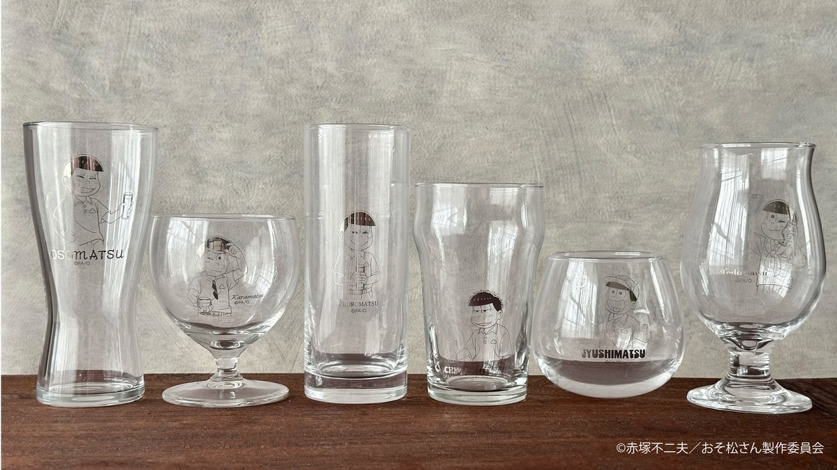 ChaRAFT_BEER's tweet photo. #おそ松さん コラボ商品
【ちゃんとしたビアグラス】

新年の乾杯にもおすすめ！箔が輝くおめでたいグラス🍻✨
年内のお届けをご希望の方はお早めに！

◆ChaRAFT BEER OFFICIAL STORE 
送料無料キャンペーンは12/31まで🎍
https://t.co/bPRYojoTU5 https://t.co/GMjpvsNPi4