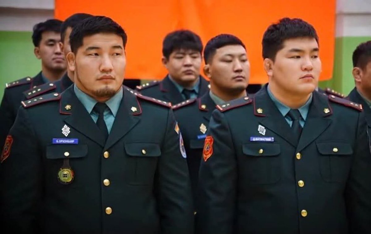 Сайхан сайхан бөх,дуучдад ийм хувцас өмсгөж цалинжуулдагаа болих хэрэгтэй. 
Ямар сургуулийг нь төгссөн биш.
Ямар мэргэжлийн ажлыг нь хийж чадах биш‼️ Салбарт нь ажилладаг залуучуудаас ичээд ч болтугай бөх залуус ингэж цол хэргэм хүртэж давуу эрх эдэлж зогсохоо боль!