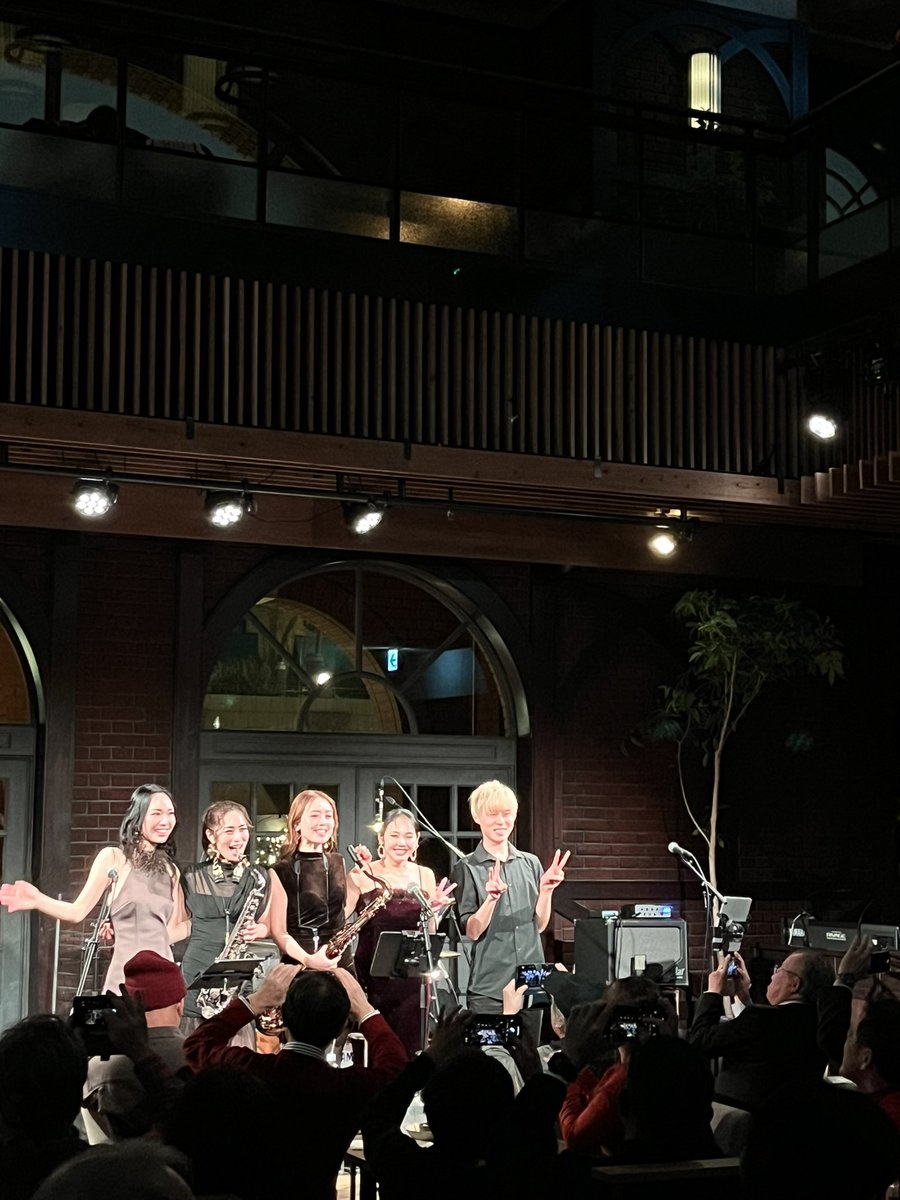 Cityy Christmas Night
          in BLUE NOTE PLACE
最高にオシャレな聖なる夜🎄

寺地美穂(sax,flute)
中園亜美(sax)
竹田麻里絵(piano,keyboard)
Juna Serita(bass)
with 多田涼馬(drums)

#Cityy