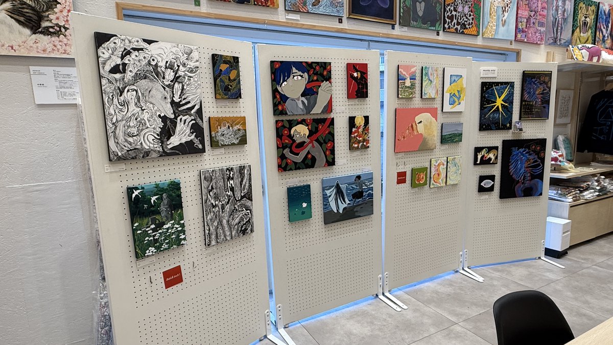 lcoffeeprincel's tweet image. 佐賀市のGENIUSで開催中の 祈守り@inomamori さんの個展へ。彼女はかつての生徒で、中学生の頃から力強い絵を描いていたが、さらにパワーアップしたメッセージ性の高い絵を描いていた。久しぶりに再会し、本当に嬉しかった。今後の活動も応援していきたい。#everyonecancreate #AppleEDUchat #ade2025