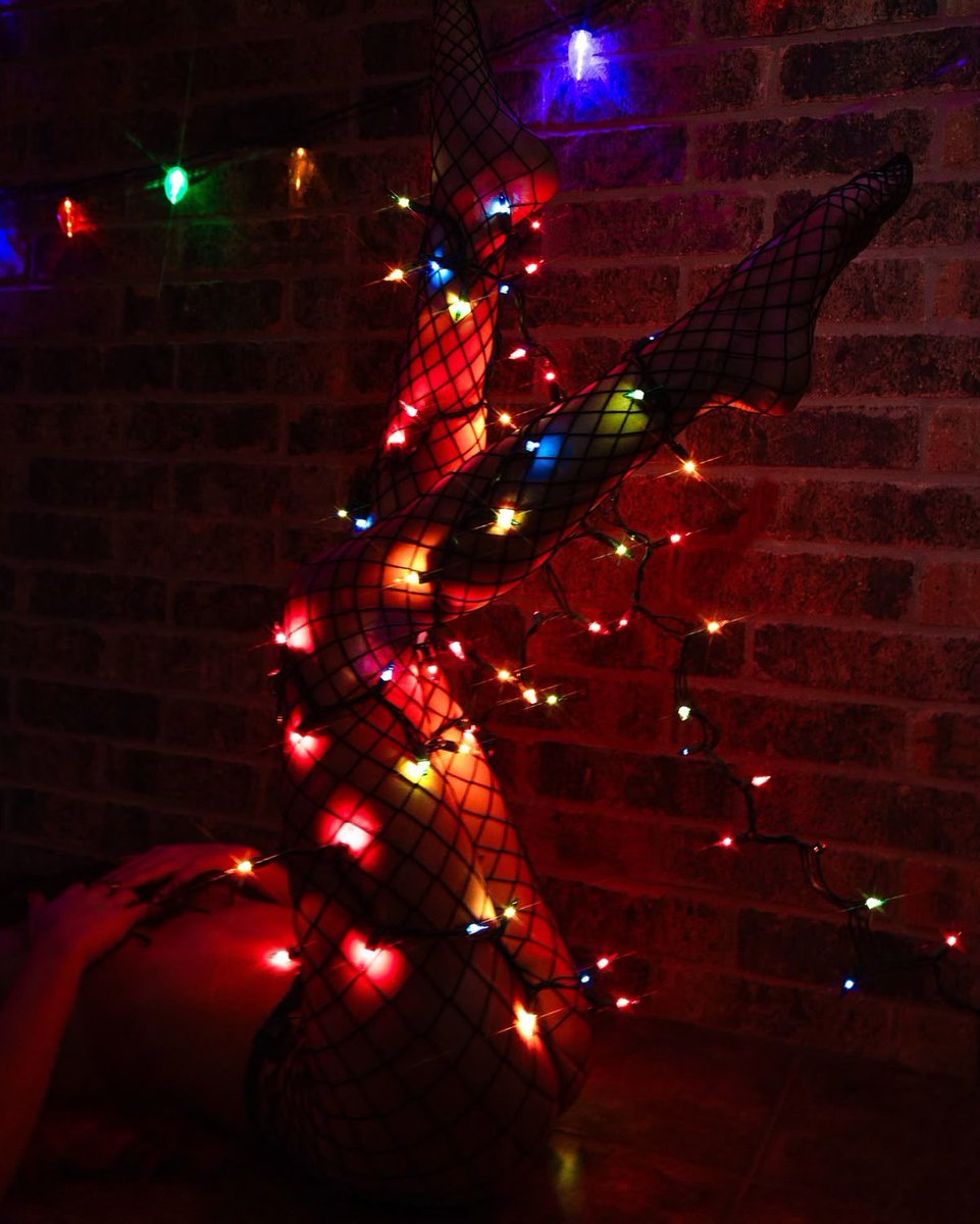 DefiantFatality's tweet image. The perfect shade of red, and I know just the blade to use when I cut it off you, gorgeous. Merry Christmas. Cannot wait to have you like this tonight.