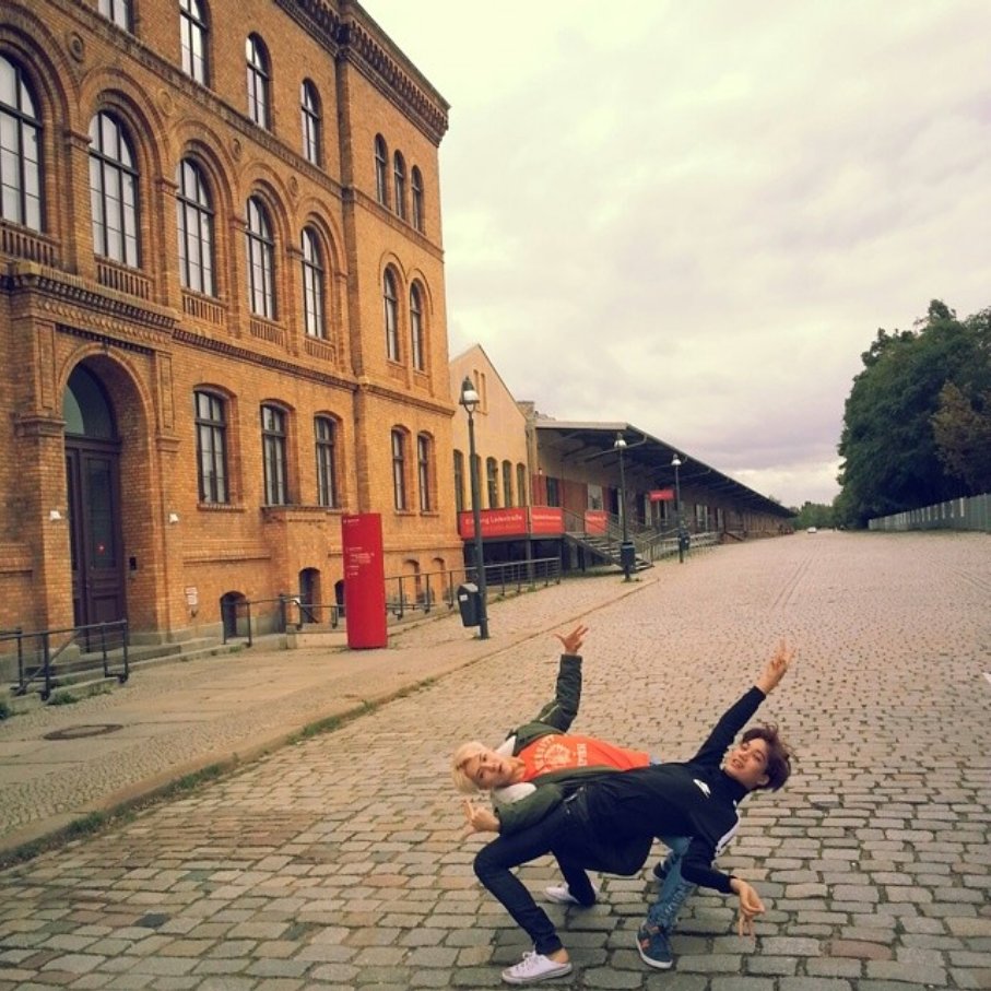 baromyucx's tweet photo. When your bestie matches your dramatic fall energy, then takes it to the next level alone. Friendship goals + chaos overload. https://t.co/dnkhwygobr