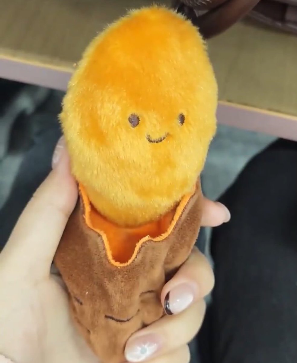 ruparipi_'s tweet image. Who knew ‘UBI CILEMBU’ could be a KEYCHAIN? 😭🍠