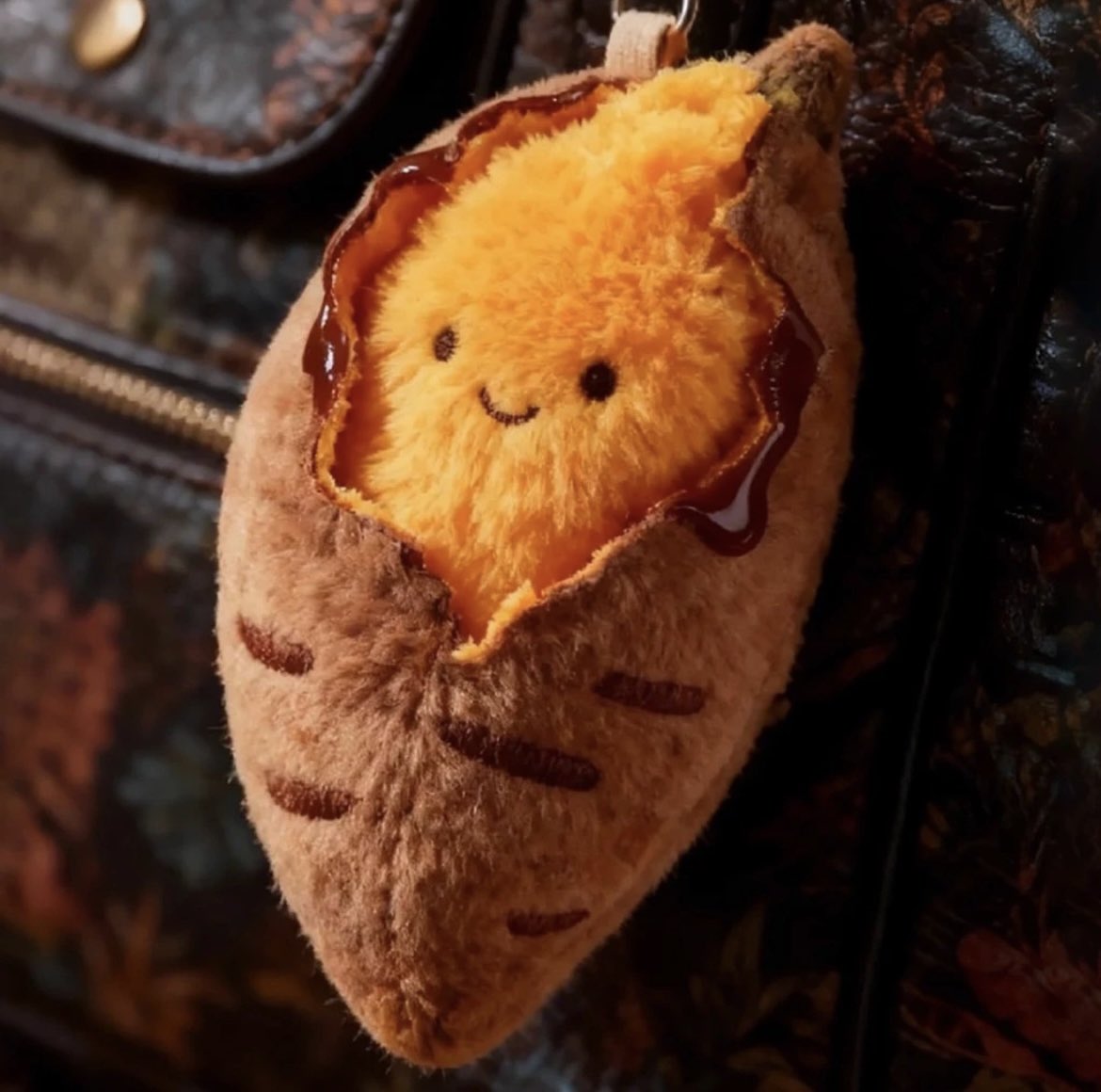 ruparipi_'s tweet image. Who knew ‘UBI CILEMBU’ could be a KEYCHAIN? 😭🍠