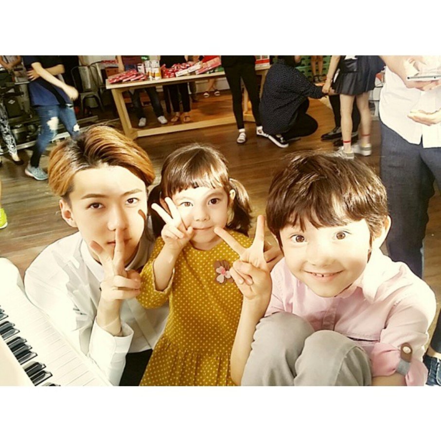 baromyucx's tweet photo. Triple peace signs, triple the cuteness – big bro vibes with the littlest stars. https://t.co/7P9IQiSHHX