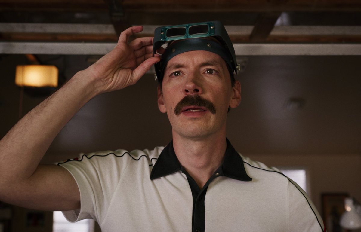 Desde la primer temporada que estaba esperando que agreguen al Sr. Clarke al grupo, finalmente están usando su inteligencia. #StrangerThings5