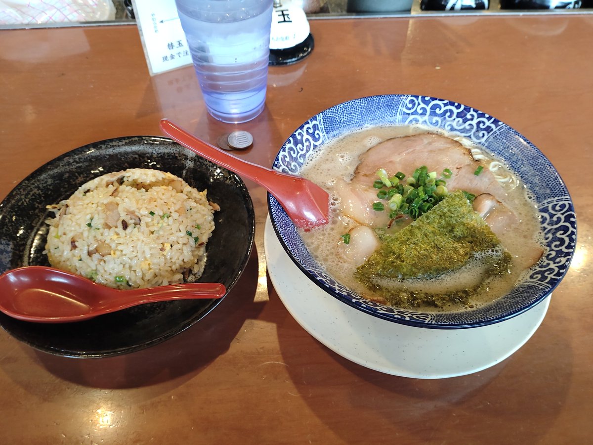 今年の業務終了〜😃
ラーメン食べたくなったので、ちょっと寄り道😋
