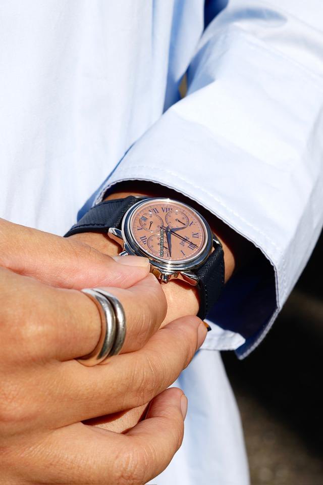 Currently obsessing over this vintage platinum Piaget chronograph from the 90s with a salmon dial and blue numerals 

Just insanely unique and beautiful, and at just 34mm it’s also a great size IMO