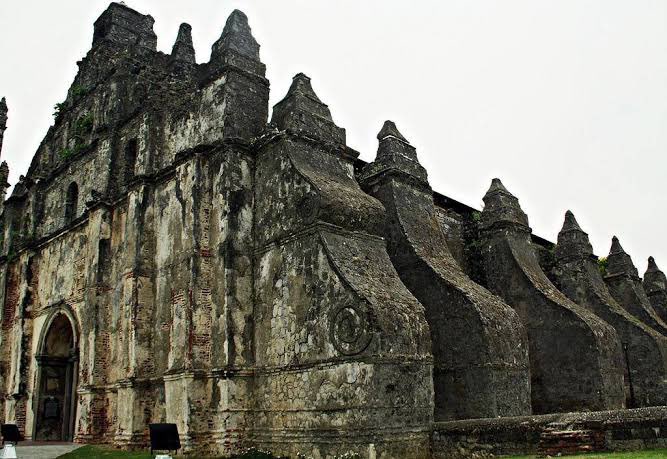 Spanish friars in the Philippines, particularly the Augustinians, developed the architectural style called the “earthquake baroque” that can withstand frequent seismic activity. It is characterized by robust, squat and fortress-like structures with thick and massive walls.