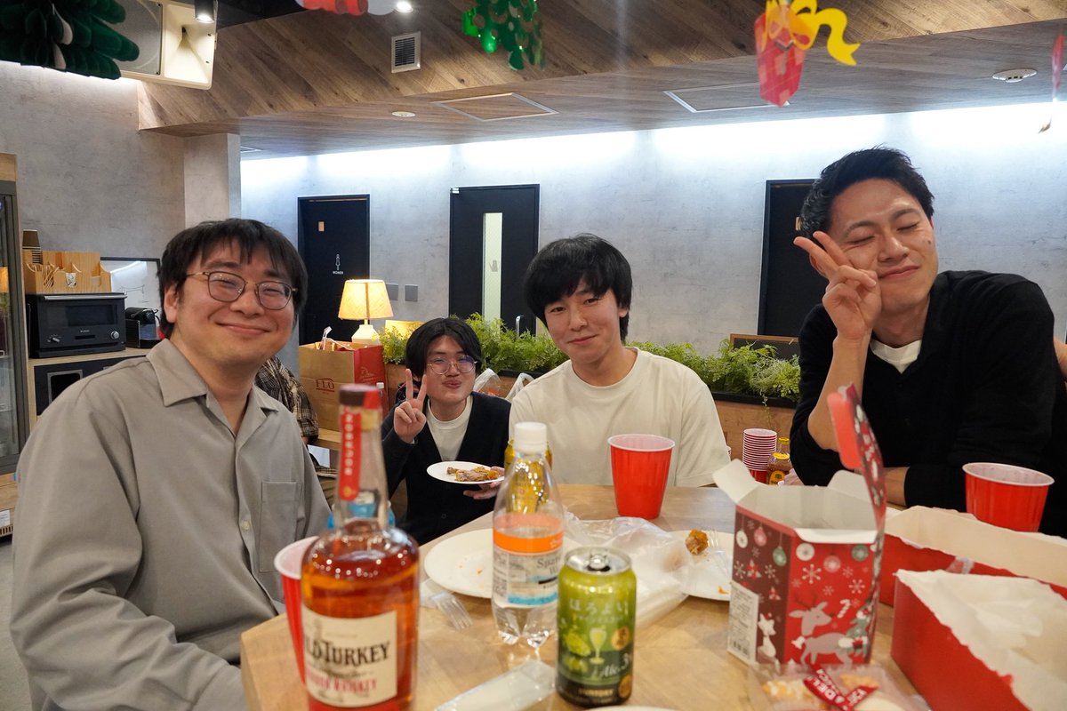 visions_staff's tweet photo. 皆様こんにちは！
クリスマス会オフショットをお届け📸✨
社長が用意してくださったアマギフは、伊藤くんの手に👏🏻

本日お仕事納めの方も、まだな方も...
午後も気合を入れていきましょう！🔥 https://t.co/qGdmypyWgs
