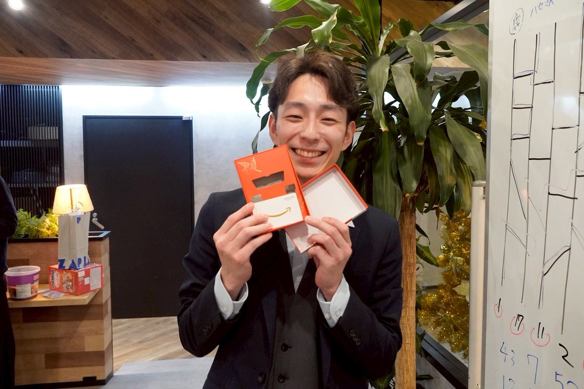 visions_staff's tweet photo. 皆様こんにちは！
クリスマス会オフショットをお届け📸✨
社長が用意してくださったアマギフは、伊藤くんの手に👏🏻

本日お仕事納めの方も、まだな方も...
午後も気合を入れていきましょう！🔥 https://t.co/qGdmypyWgs