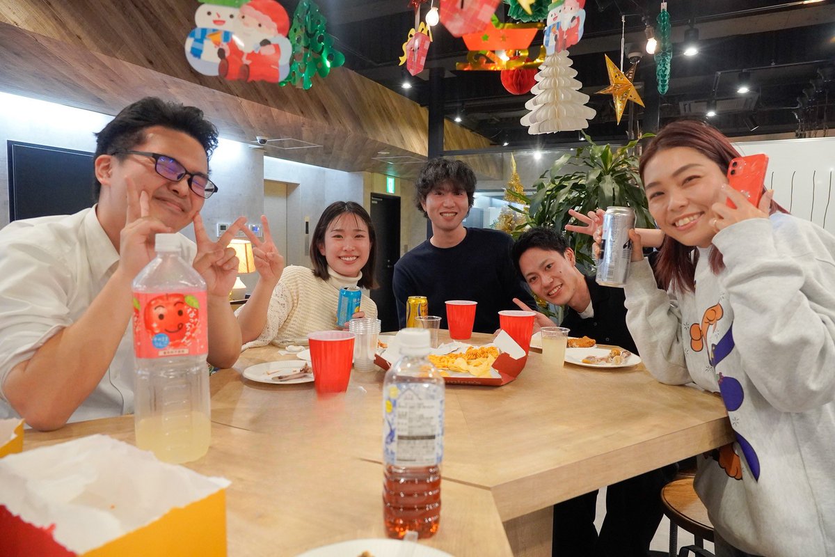 visions_staff's tweet photo. 皆様こんにちは！
クリスマス会オフショットをお届け📸✨
社長が用意してくださったアマギフは、伊藤くんの手に👏🏻

本日お仕事納めの方も、まだな方も...
午後も気合を入れていきましょう！🔥 https://t.co/qGdmypyWgs