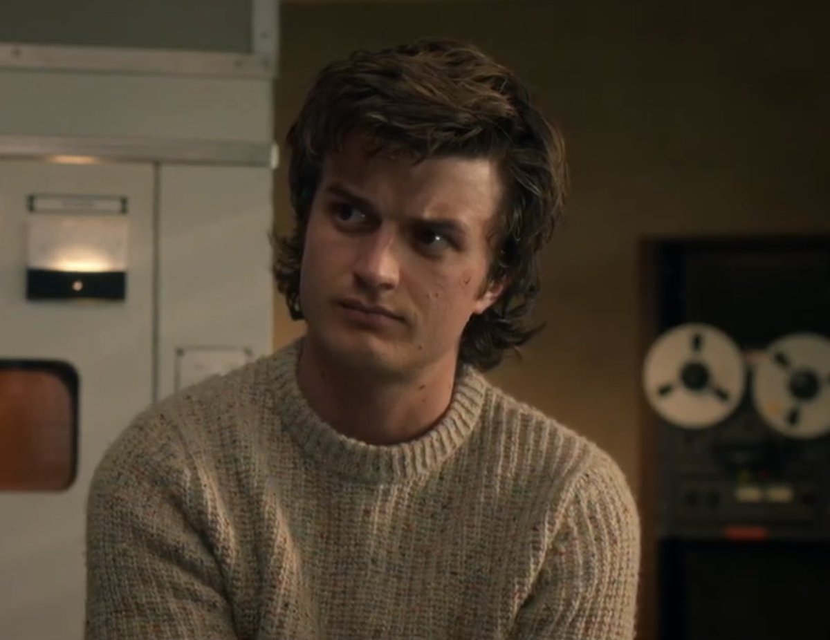 cloiskryptonite's tweet image. STEVE HARRINGTON IN A SWEATER OH YES 

#StrangerThings #StrangerThings5