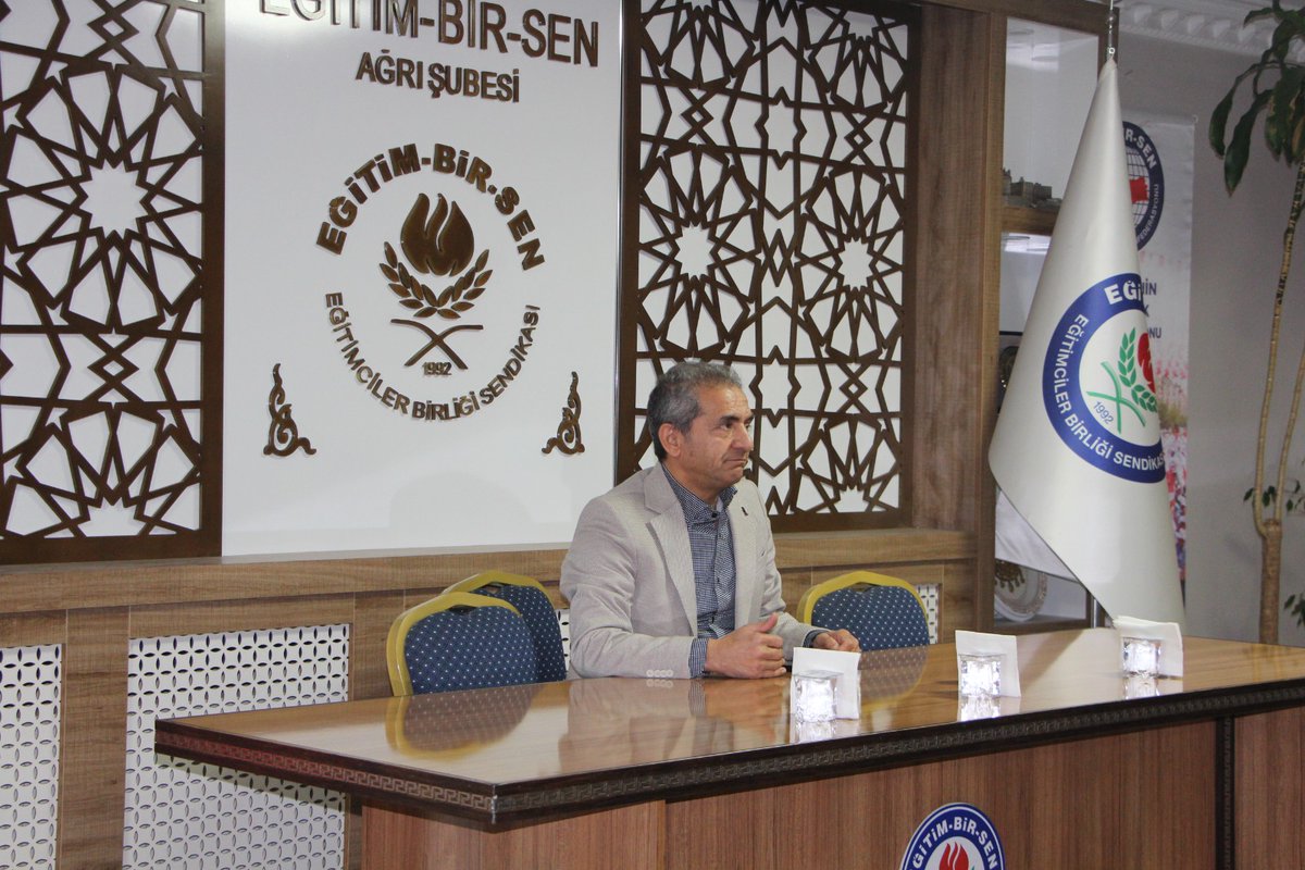 ebsagri's tweet photo. Dost Meclisinde değerli iki dostu ağırladık. Prof.Dr Hasan Çiçek,
Feridüddin Attar'ın #Simurg hikayesi üzerinden,Prof.Dr Fuat Tanhan ise dostun dosta ilaç oluşunu psikolojik analizini yaparak hasbihallerini gerçekleştirdiler.
Katılım gösteren bütün dostlara müteşekkiriz. https://t.co/i8dxPvvHf4