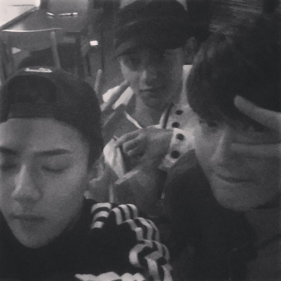 baromyucx's tweet photo. Monochrome memories – goofy poses, hidden laughs, and that effortless cool we always serve. https://t.co/8R0LImRNdK