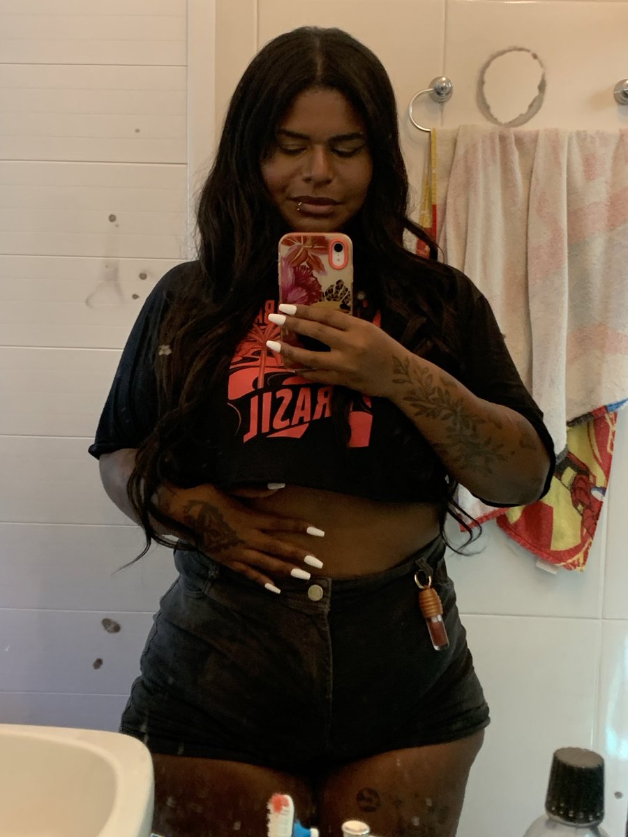 comi tanto esse natal que amanhã quando for ao mercado vou entrar na fila preferencial exatamente assim: 🤰🏾