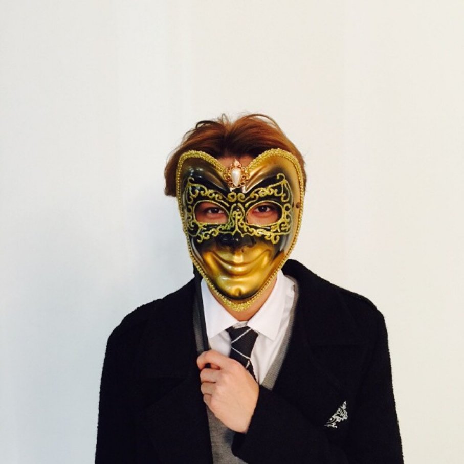 baromyucx's tweet photo. Behind the golden mask lies a secret smile… care to guess who? https://t.co/UKAQ8qLpHc