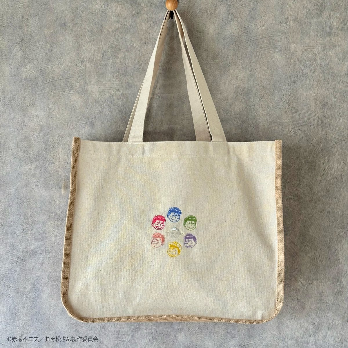 ChaRAFT_BEER's tweet photo. #おそ松さん コラボ商品
【ジュート×キャンバス6つ子刺繍バッグ】

初売りの荷物もたくさん入る🛍️
丈夫で使いやすいバッグです！

🎍ChaRAFT BEER OFFICIAL STORE
送料無料キャンペーンは<今年中>
https://t.co/bPRYojprJD

🎍アニメイト通販
お得なセットは<1/4>まで
https://t.co/3wrPxRMefY https://t.co/ArB7ZSK0Wc