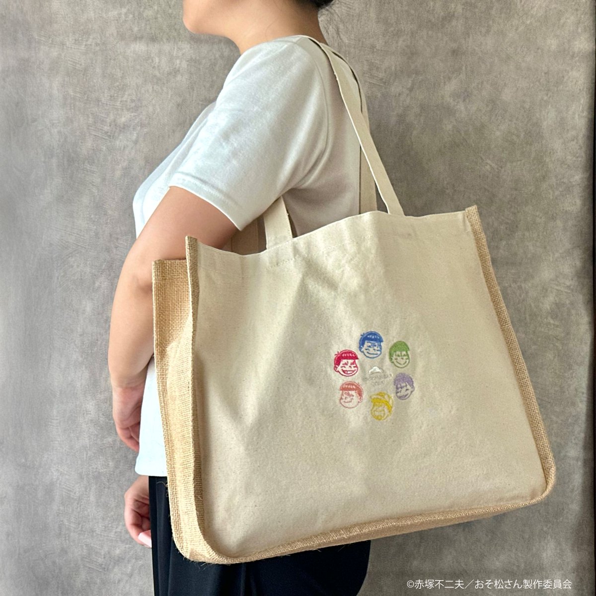 ChaRAFT_BEER's tweet photo. #おそ松さん コラボ商品
【ジュート×キャンバス6つ子刺繍バッグ】

初売りの荷物もたくさん入る🛍️
丈夫で使いやすいバッグです！

🎍ChaRAFT BEER OFFICIAL STORE
送料無料キャンペーンは<今年中>
https://t.co/bPRYojprJD

🎍アニメイト通販
お得なセットは<1/4>まで
https://t.co/3wrPxRMefY https://t.co/ArB7ZSK0Wc