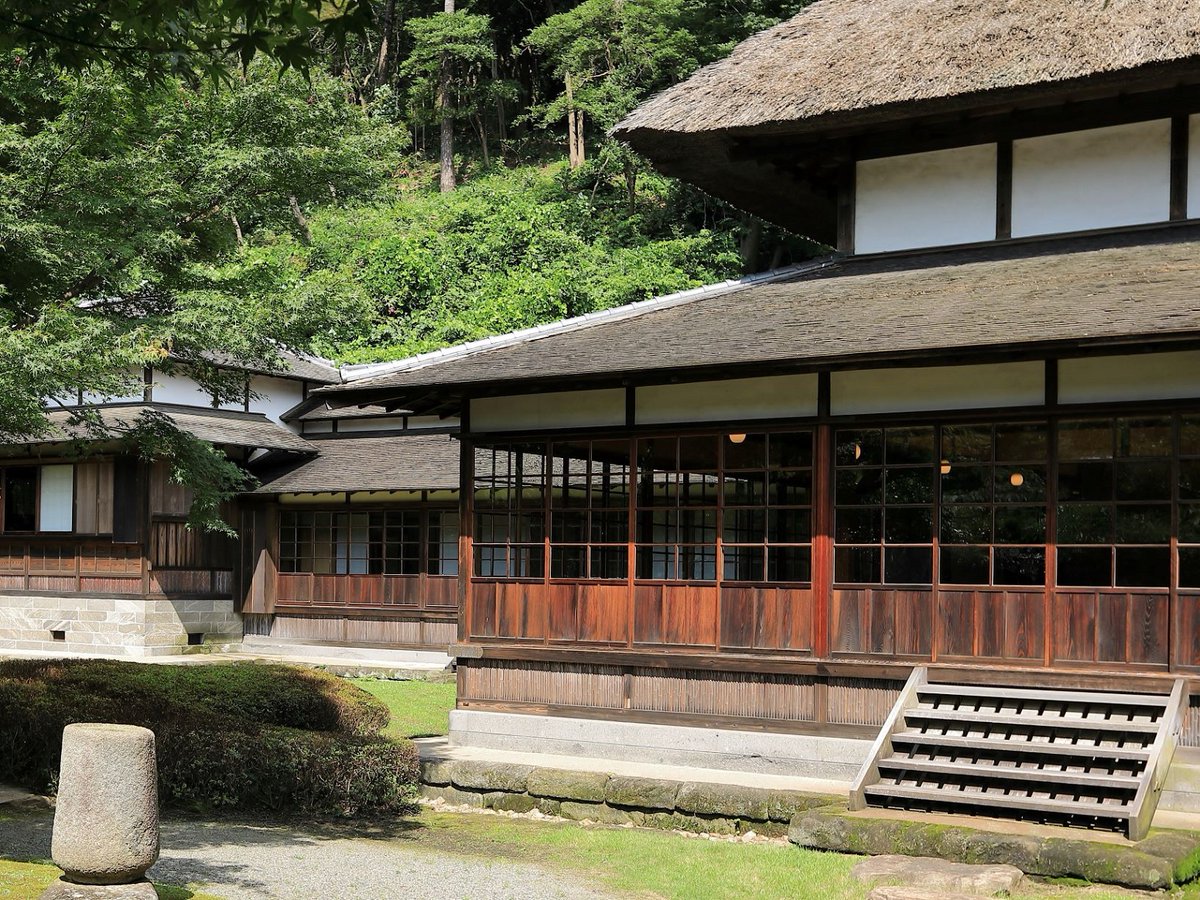 HSankeien's tweet image. 【三溪園で過ごすお正月】

三溪園は新年1月1日より開園いたします。

♩三が日は横浜市指定有形文化財「鶴翔閣」を特別公開します。日替わりの筝曲・庖丁式・和妻は有料チケットが必要です。
🌸旧矢箆原家住宅では花餅飾りを外からご覧いただけます。
🍡三溪園茶寮が1月1日より営業しております。