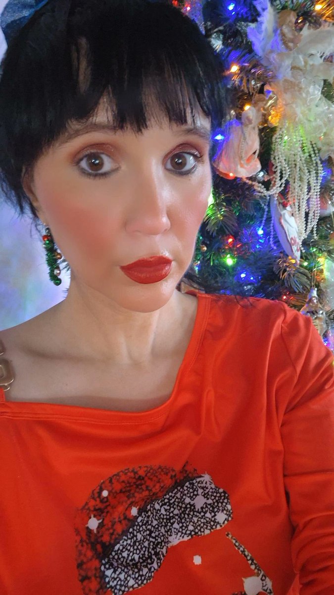 Fashion_Nexus's tweet image. Christmas #selfie 🎄🎄 love the #ChristmasDay glam look 💋💋 @rembeauty 💋 @rarebeauty blush &amp;amp; primer @LauraGeller @GlowRecipe for a little shine! 💋🎄💋🎄 #makeup #fashionista #socialista