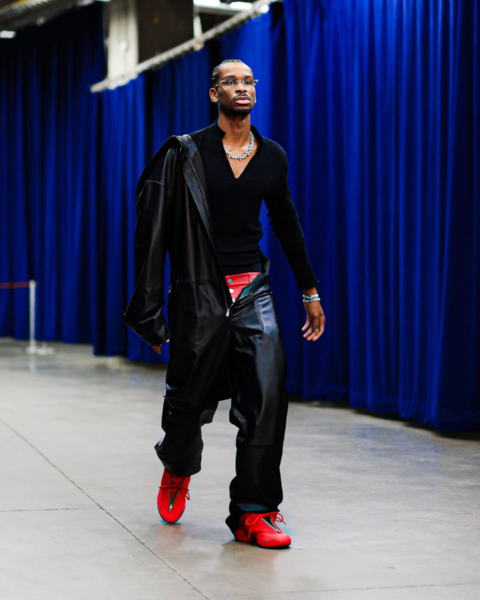 UpscaleHype's tweet image. Shai arrived for the @okcthunder vs @spurs #christmas day game in his @converse #shai 001 sneakers.