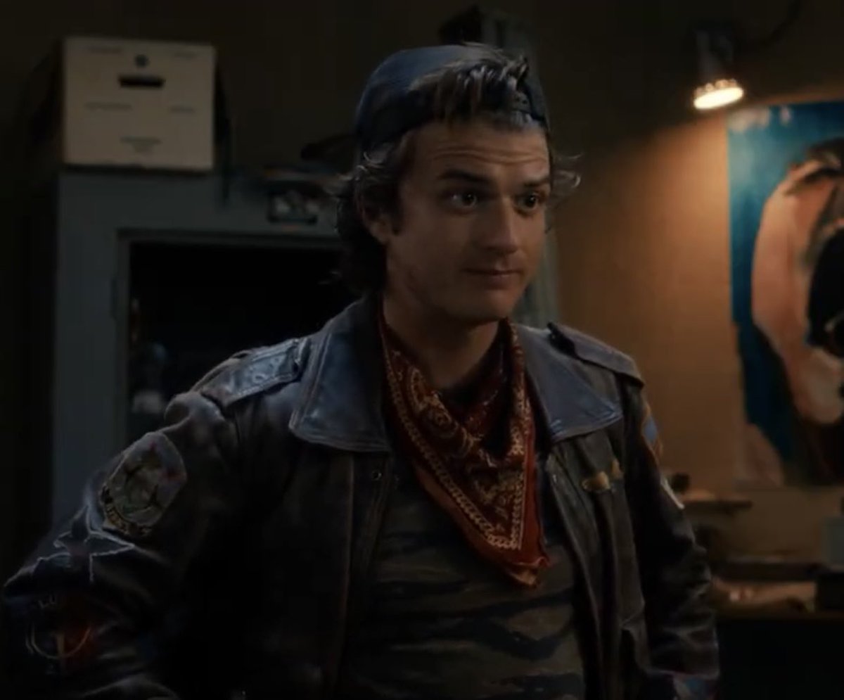 the jacket. the cap backwards. the scarf. the hair. STEVE HARRINGTON HAS NEVER LOOKED BETTER. 

#...