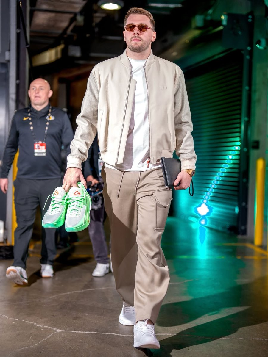 UpscaleHype's tweet image. .@LukaDoncic wears a @dior jacket for the @lakers vs @houstonrockets #christmas day game.
