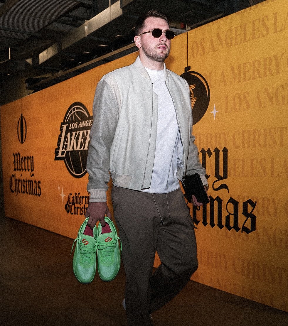 UpscaleHype's tweet image. .@LukaDoncic wears a @dior jacket for the @lakers vs @houstonrockets #christmas day game.