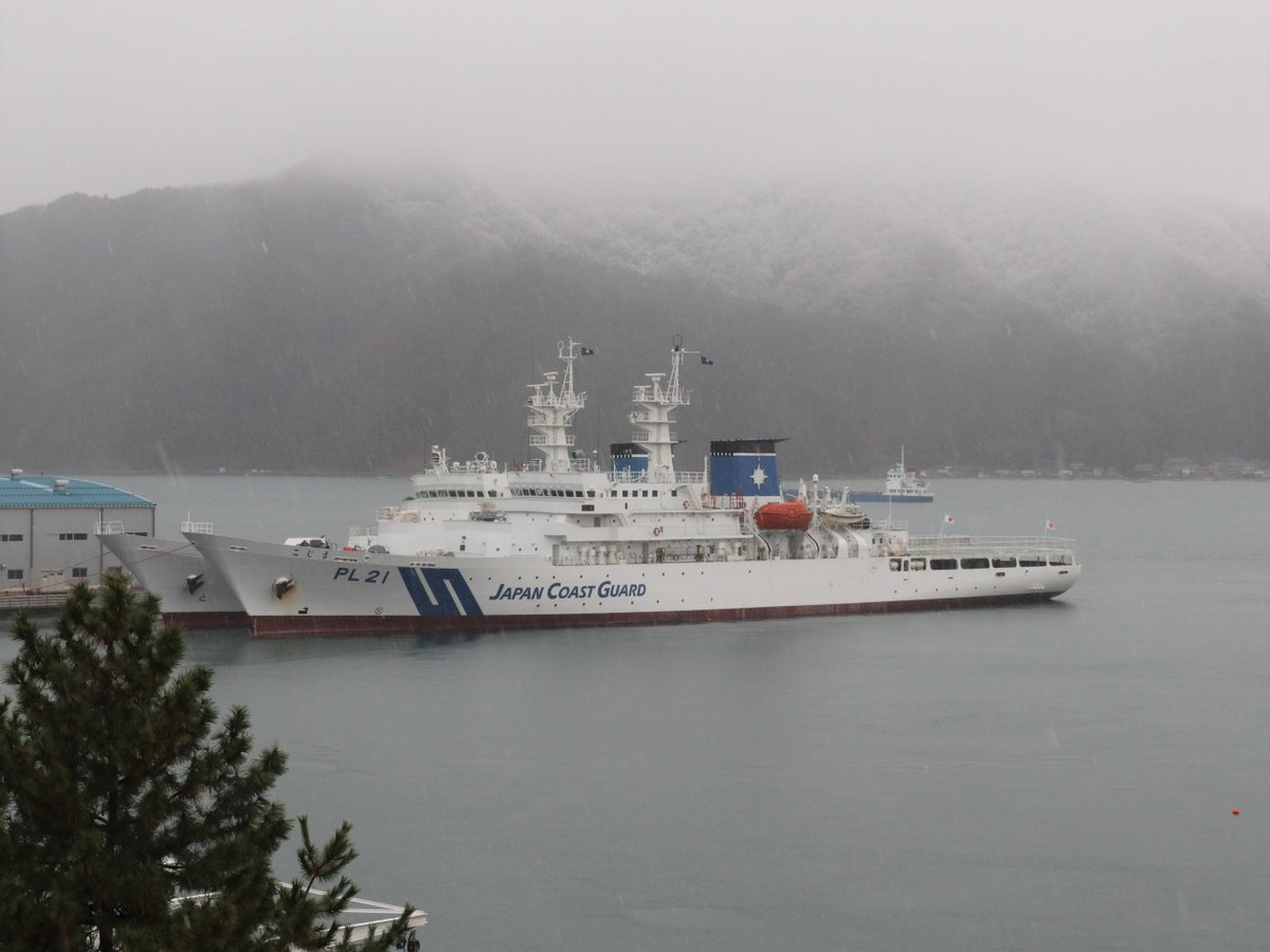 JCG_School's tweet image. １２月２６日、本日御用納め！！
学生はすでに冬休みのため校内はとても静かです。

お正月飾りは学校職員が手作りしました。
飾りに使用されている松の木は、校内の松を有効活用して作られています！

#海上保安庁 #JCG #COASTGUARD #海上保安学校 #学校 #舞鶴 #雪 #手作り #正月 #御用納め