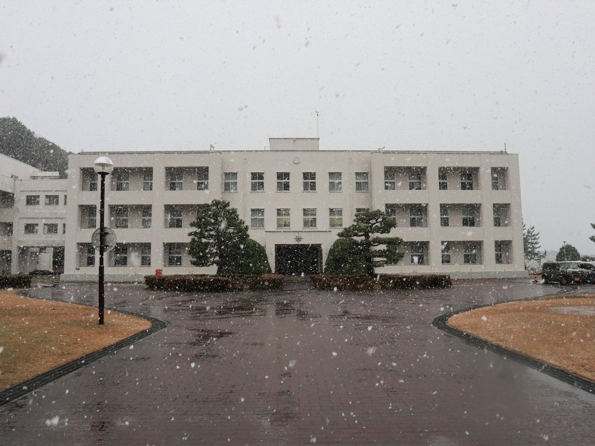 JCG_School's tweet image. １２月２６日、本日御用納め！！
学生はすでに冬休みのため校内はとても静かです。

お正月飾りは学校職員が手作りしました。
飾りに使用されている松の木は、校内の松を有効活用して作られています！

#海上保安庁 #JCG #COASTGUARD #海上保安学校 #学校 #舞鶴 #雪 #手作り #正月 #御用納め