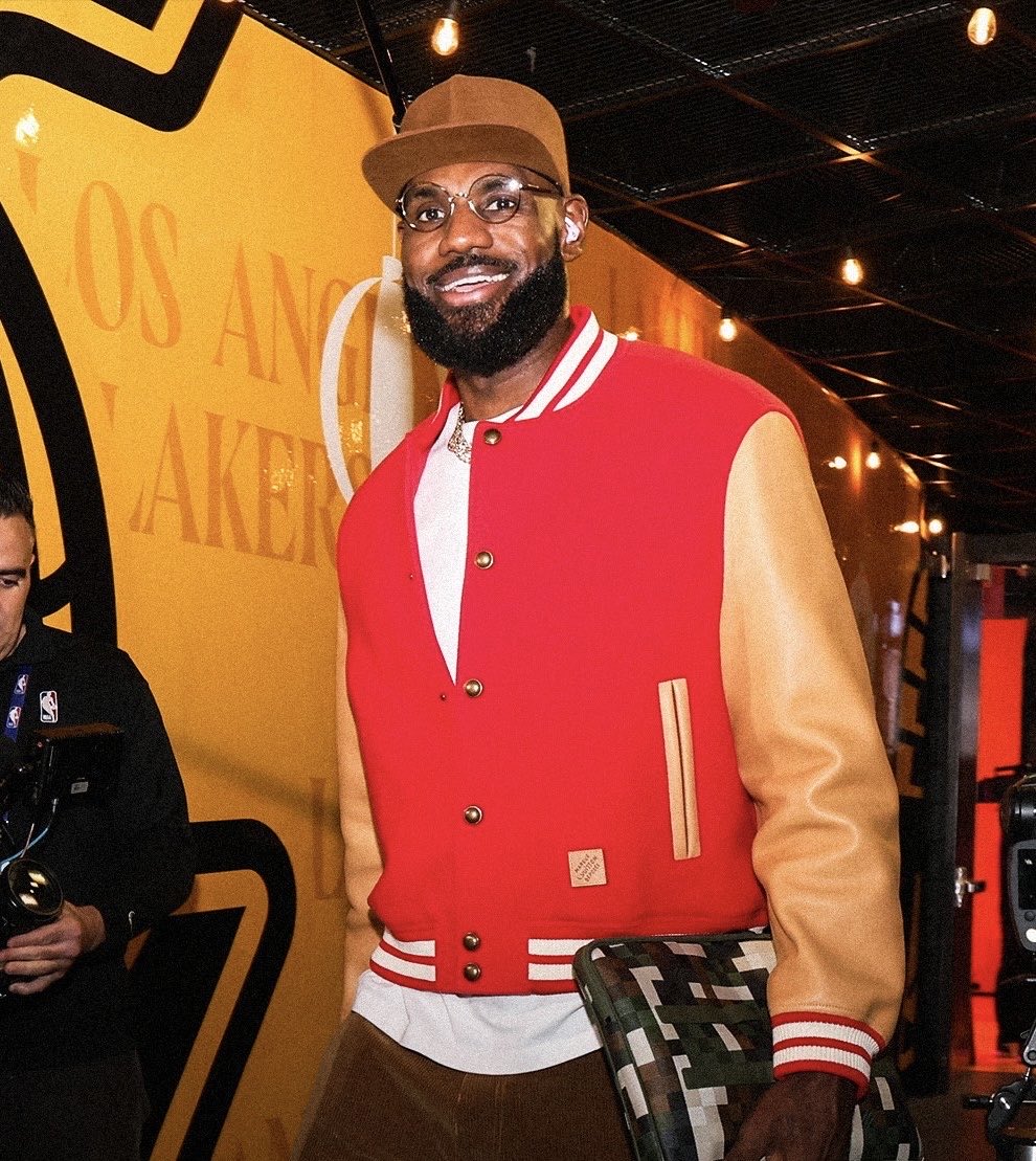 UpscaleHype's tweet image. .@KingJames wears a @louisvuitton jacket and @nike Air Force 1 sneakers with a LV case for the @lakers vs @houstonrockets #christmas day game.