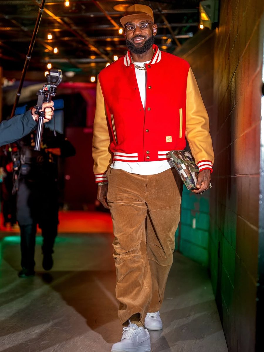 UpscaleHype's tweet image. .@KingJames wears a @louisvuitton jacket and @nike Air Force 1 sneakers with a LV case for the @lakers vs @houstonrockets #christmas day game.