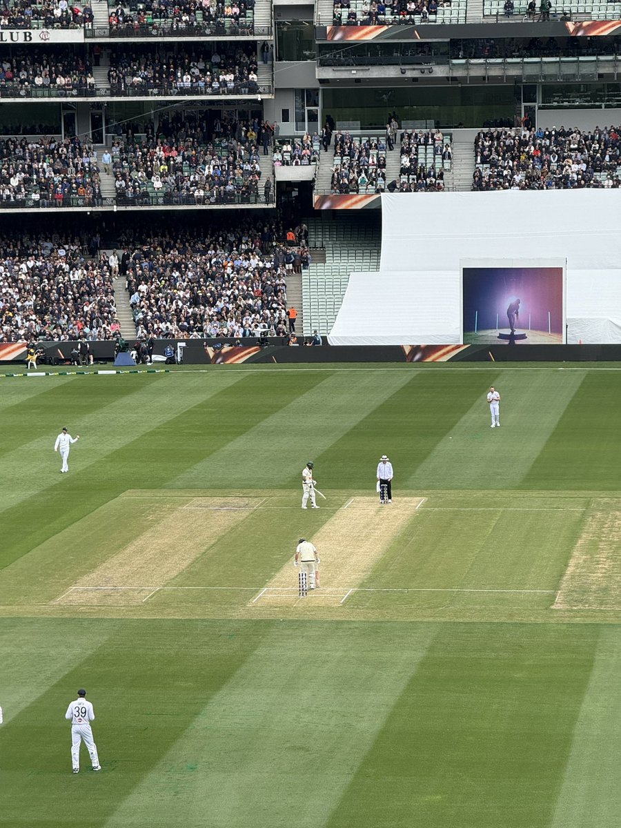 RacingStitches's tweet photo. Lovely day for cricket

#Ashes #AUSvENG https://t.co/9N454S8GFE