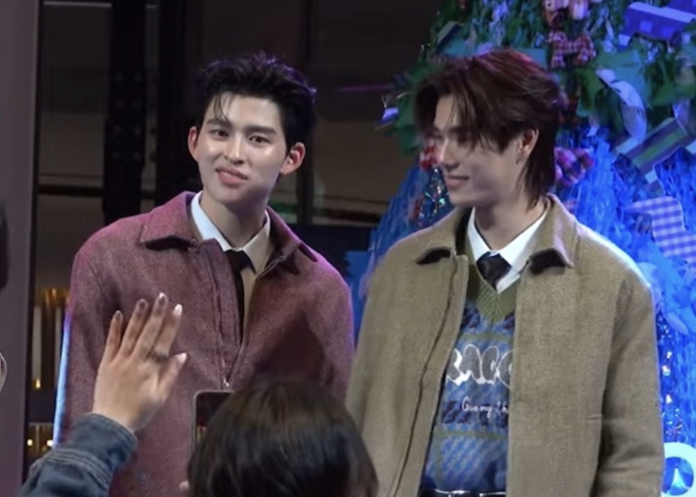 twixtpp's tweet image. ผชด.ขึ้นมาคือตรงไปหาเพิ่มพูนเลย แล้วบอกให้ปภว.ไปยืนข้างๆ 555555555 ฟีลเหมือนเพิ่มพูนคือตัวหลัก ส่วนปภวคือคนที่มาร่วมงานด้วยเฉยๆ แล้วหน้าปอนด์คือ… 55555555555555555555