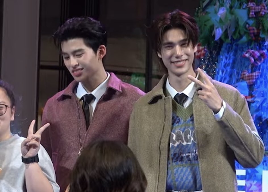 twixtpp's tweet image. ผชด.ขึ้นมาคือตรงไปหาเพิ่มพูนเลย แล้วบอกให้ปภว.ไปยืนข้างๆ 555555555 ฟีลเหมือนเพิ่มพูนคือตัวหลัก ส่วนปภวคือคนที่มาร่วมงานด้วยเฉยๆ แล้วหน้าปอนด์คือ… 55555555555555555555