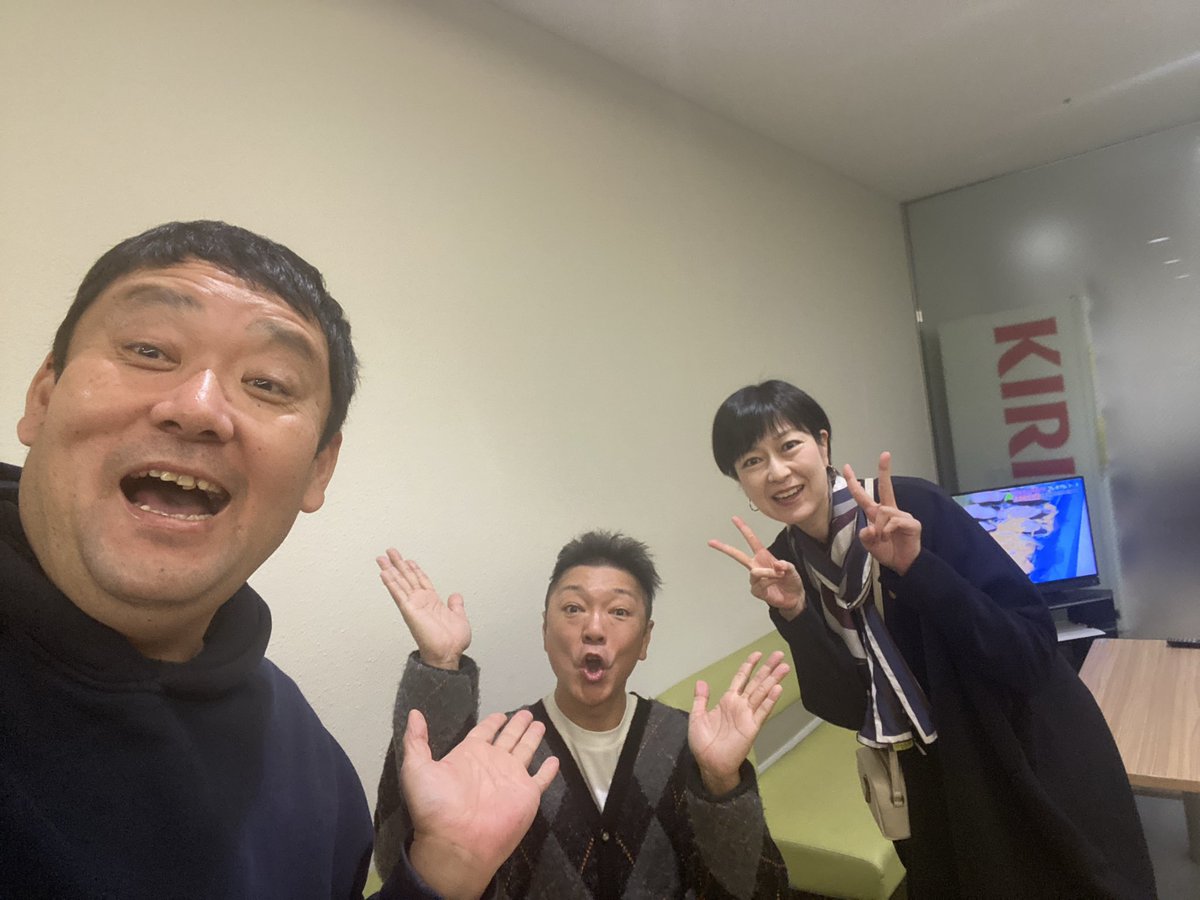 今日で今年ラストのテレビ東京「なないろ日和」でした！
また来年も皆さんよろしくお願い致します^_^
最後はマックんと、乾さんとパシャリ^_^