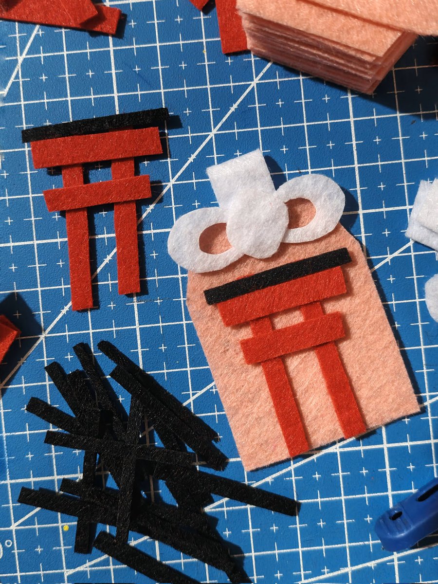 annotarium's tweet image. wip — omamori freebies for cosmatsu 2025! ⛩️🎇🎐

#feltcrafts #cosmatsu2025 #artwt