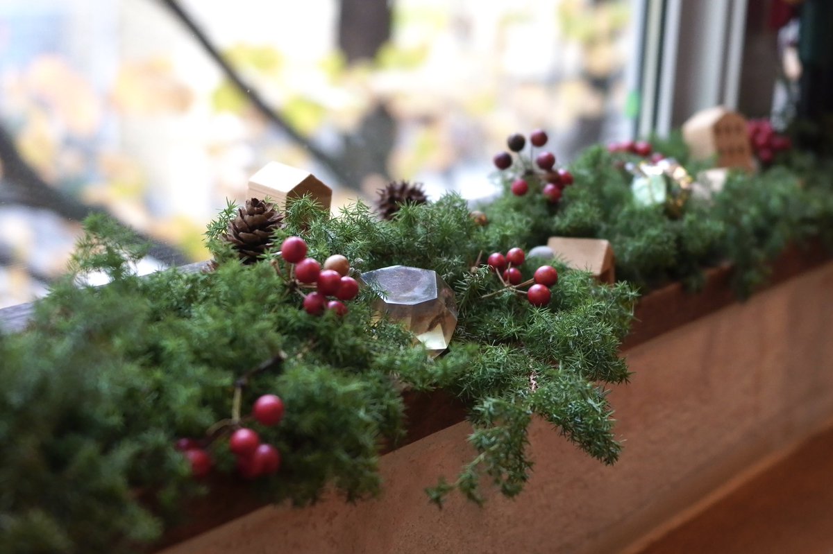 「すべてのクリスマス仕掛け人に幸あれ」

クルミドコーヒーには、入口のツリー🎄にクリスマスメニュー🍷年内最終営業日（12/28・水）まで、あります。

クリスマスを味わえなかったすべての人へ
クリスマス、まだ間に合います。

本日もクルミドコーヒーで
お待ちしております🎁（まぶ