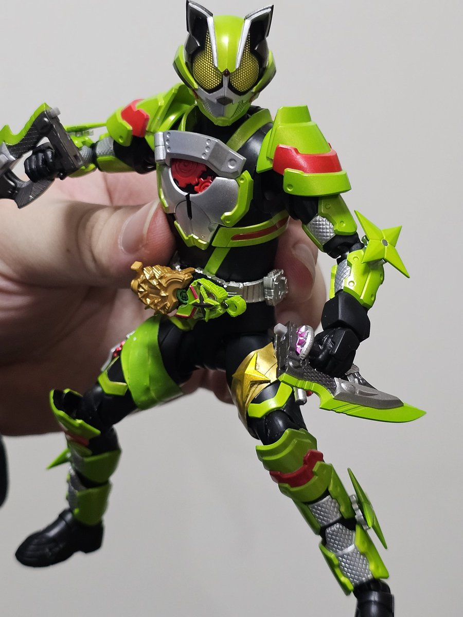 膝アーマーの裏側を黒く塗った