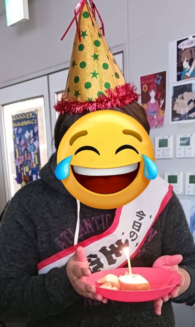 SBC12528319's tweet photo. はーぴばーすでーとぅーゆー♬
今年ラストのお誕生日会の主役は、バイオリニストのKくんでしたー👏👏👏ﾊﾟﾁﾊﾟﾁﾊﾟﾁﾊﾟﾁ
ご自身で演奏🎻されての、はぴばー🎉
からの、ギターにバイオリンにウクレレにポールくんの歌声で盛り上げてくれました😭
生音は最高です♥
いつもありがとうございます🍀 https://t.co/Ijn7bqbVcJ