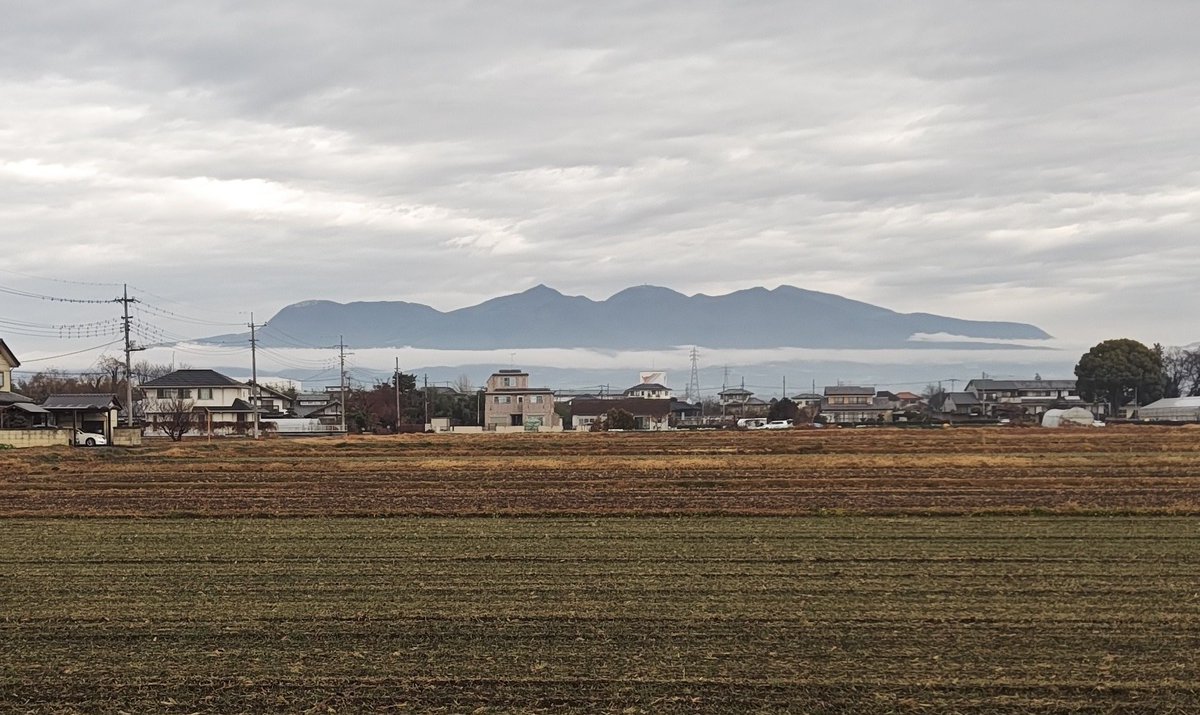 next_masaseed's tweet photo. 昨日の11時頃の赤城山。下の方に雲が流れていて空に浮かんでいるみたいです。
お店の近くの田舎道から撮影しました。 https://t.co/qvMoDR0aut