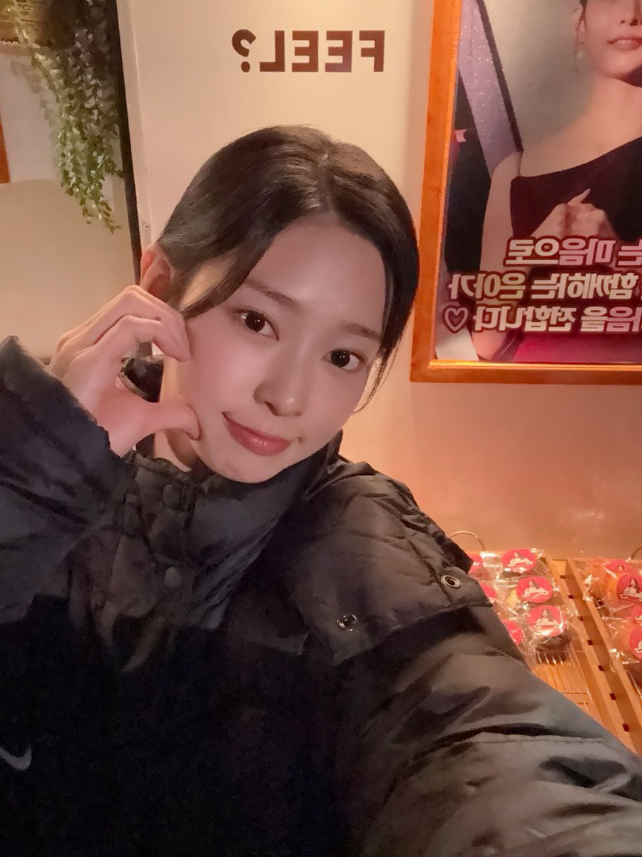 Kinju's tweet image. just chilling here like a sleepy kitten, doing absolutely nothing, and still stealing hearts… sorry not sorry. i’m minddu .___. warm lights, cozy fits, and extra-soft energy. if this is too cute, please look away (but don’t really) :3